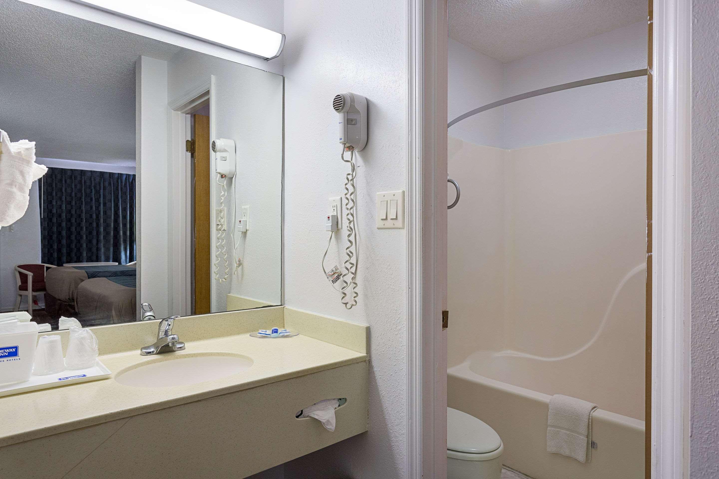 Rodeway I-75 Inn 2*